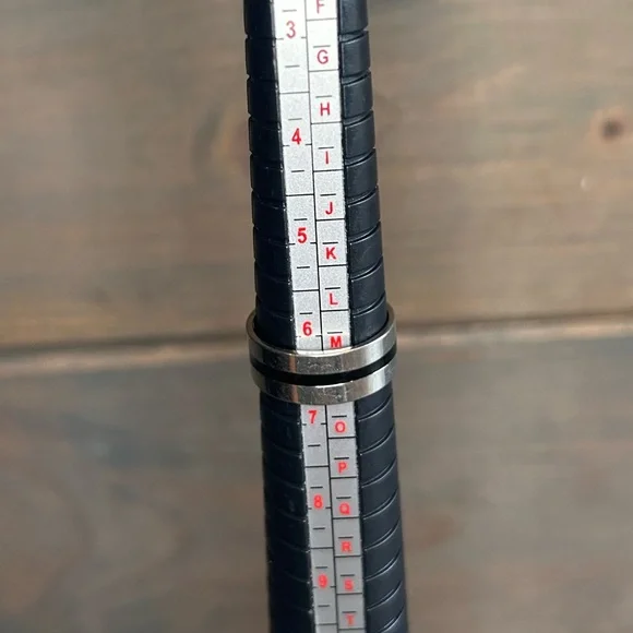 Bundle Of Four Silver Tone Band Rings - Picture 3 of 6